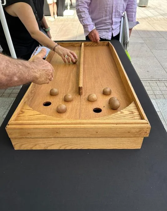 Jeux d'adresse en bois alignés lors d'une fête en plein air